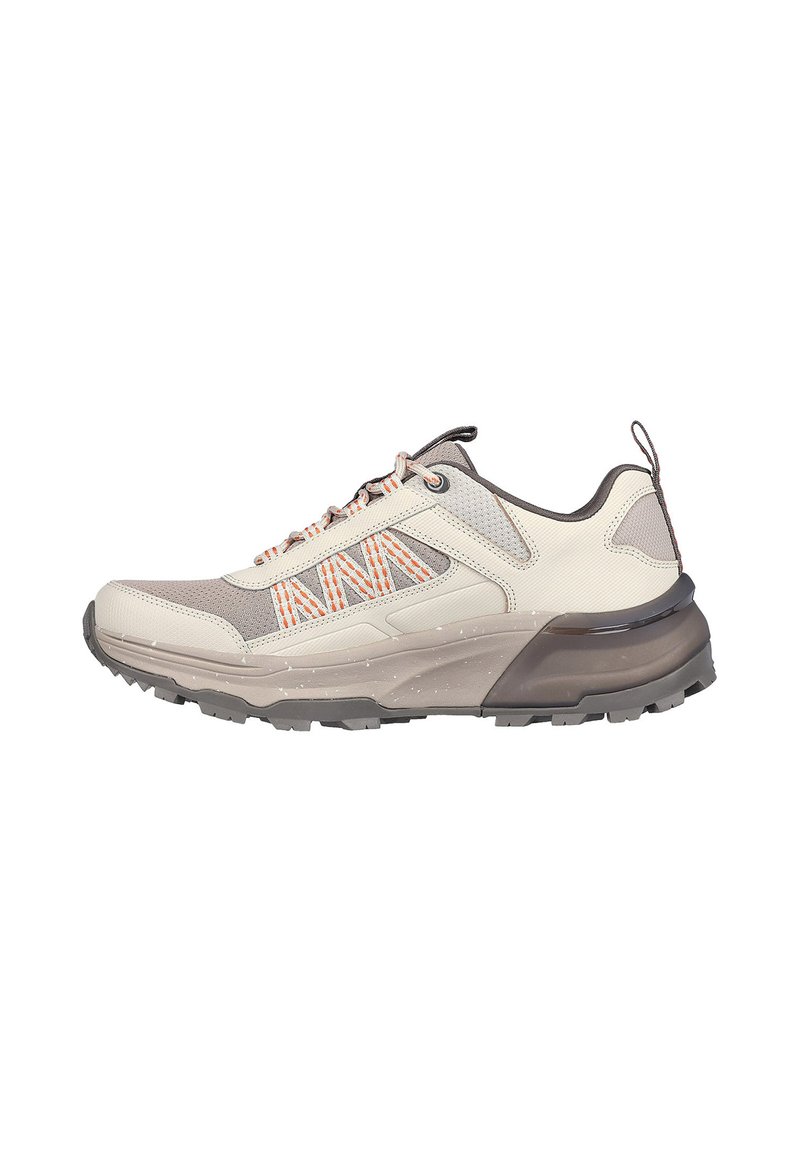 Sneaker beige chiaro realizzato in materiale mesh e sintetico. Caratterizzato da lacci arancioni, accenti testurizzati e una spessa suola in gomma grigia per una migliore aderenza.