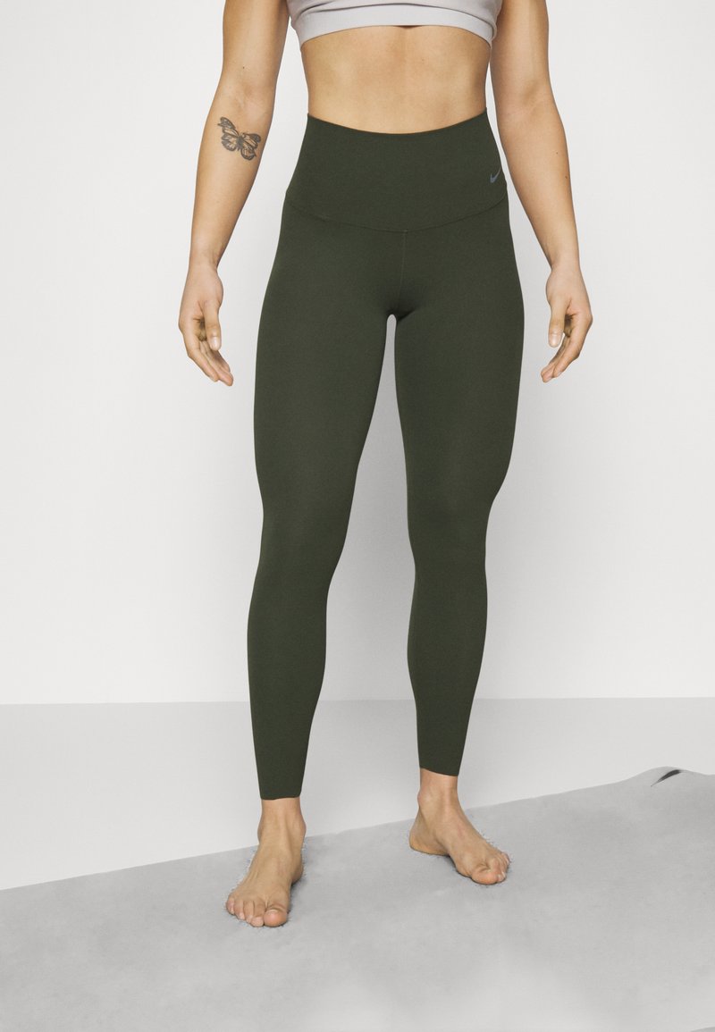 Nike Performance ZENVY HR 7/8 TGHT - Leggingek - cargo khaki/black