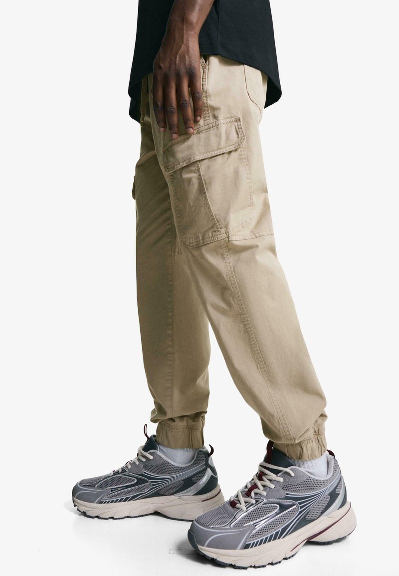 Bershka JOGGERS Pantaloni cargo camel/cammello Zalando