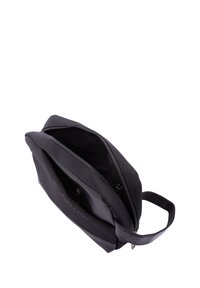 Zwarte rugzak met een gestructureerde buitenkant, ritsluiting en een enkele handgreep. Beschikt over een ruime compartiment en een minimalistisch ontwerp.