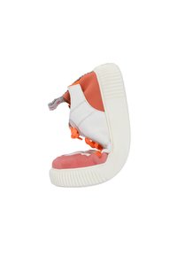 Bunte Sneaker mit einem weißen Lederoberteil, einer Vorderseite aus pinkem Wildleder, orangefarbenen Akzenten und einer strukturierten Gummisohle mit einem einzigartigen Ausschnittdesign.