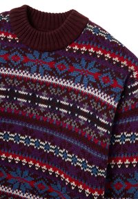 Gestickter Pullover mit einem kastanienbraunen gerippten Kragen. Er zeichnet sich durch ein mehrfarbiges geometrisches Muster in Blau, Rot, Weiß und Lila auf einem dunklen Hintergrund aus.