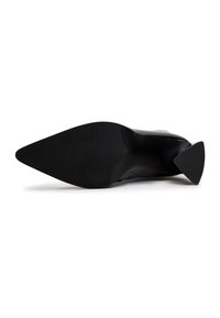 Zapato de tacón alto negro con puntera afilada, material superior liso y suela de goma texturizada con tacón triangular.