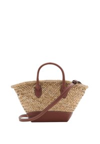 Sac en panier en paille tissée avec des accents en cuir marron, doté de deux poignées supérieures et d'une bandoulière amovible, de forme structurée et de surface texturée.