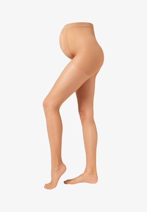 Collants de maternité de couleur nude, présentés de profil sur un modèle enceinte avec un pied relevé sur la pointe, sur fond blanc.