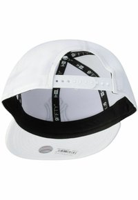 Weißer Baseball-Cap mit schwarzem Schirm, ausgestattet mit einem Kunststoff-Snapback-Verschluss und internen Markenlabels. Schwarze Innenauskleidung der Kappe.