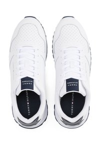 Białe sportowe buty wykonane z perforowanej skóry, z okrągłym noskiem i sznurowanym zapięciem. Posiadają granatowe wnętrze oraz subtelne logo marki na języku.