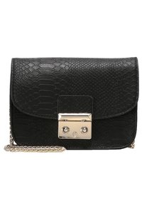 Czarna torebka ze skóry z fakturą, z klapką zapinaną na zamek i srebrnym wykończeniem. Posiada łańcuszkowy pasek oraz wzór krokodyla na powierzchni.
