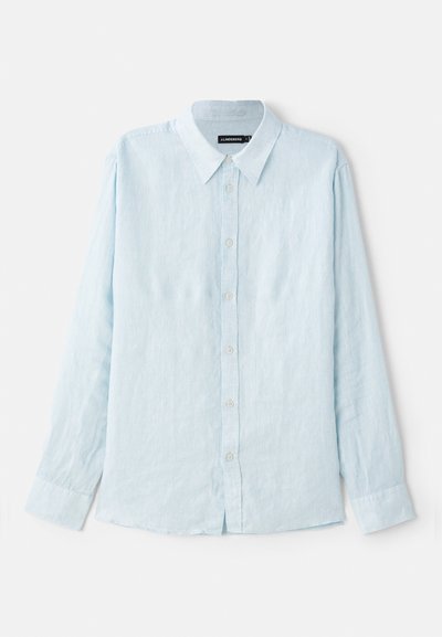 Camicia azzurro chiaro a maniche lunghe in lino, con chiusura a bottoni, colletto a punta e polsini standard. Texture morbida, design minimale.