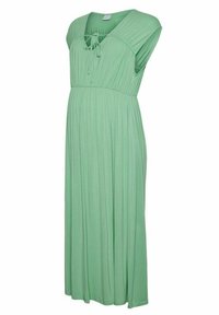 Vestido de maternidad verde hecho de una tela suave y elástica. Presenta pliegues, mangas cortas y un detalle de lazo en el escote.