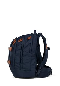 Mochila de tela azul marino con lados acolchados, detalles de cuero, múltiples bolsillos y correas ajustables. Presenta una superficie texturizada.
