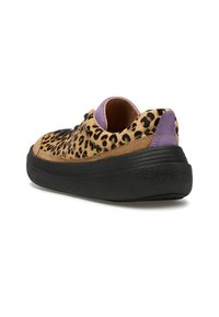 Sneaker low-top con stampa leopardo, suola nera spessa, linguetta viola sul tallone e lacci neri, vista dal retro su sfondo bianco.