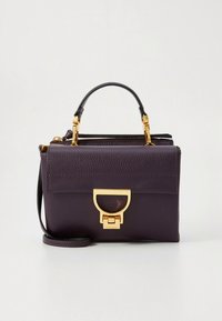 Tmavě fialová kožená kabelka se strukturovaným designem, zlatou kovovou výbavou, horním úchytem a odnímatelným ramenním popruhem. Zapínání na zip a zdobné prvky.