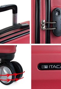 Maleta rígida roja con superficie texturizada, asa negra, dos ruedas giratorias suaves y herrajes de cremallera plateados; presenta el nombre de la marca ITACA.