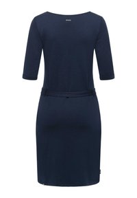 Robe bleu marine en tissu doux, avec des manches trois-quarts, une taille cintrée avec une ceinture et un design épuré et simple.