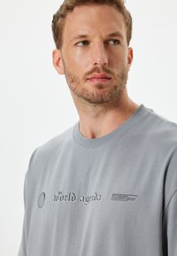 Koton Camiseta estampada - grey