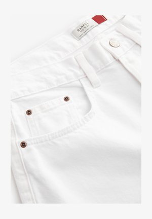 Białe dżinsowe szorty z średnim stanem, pięcioma kieszeniami i akcentami w kolorze miedzi. Teksturowany materiał z haftowanymi detalami.