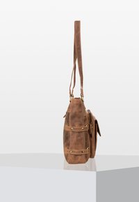 Borsa in pelle marrone con finitura testurizzata, dotata di una lunga tracolla, dettagli in metallo dorato e una tasca frontale con chiusura a flap.