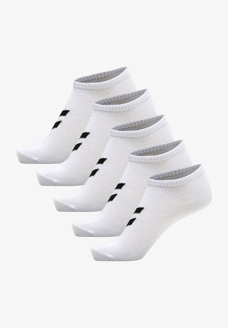 Fem par hvide ankelsokker med sorte striber. Fremstillet af blødt materiale, med ribbet manchet og forstærket tå for holdbarhed.