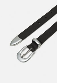 Ceinture en cuir noir avec une boucle en métal argenté, pointe effilée, plusieurs trous de réglage et une texture lisse.