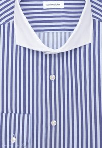 Camicia a strisce verticali blu e bianche con colletto bianco, bottoni perla e taschino frontale, etichettata "seidensticker."