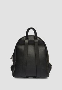 Sac à dos en cuir noir avec finition texturée, sommet arrondi, deux bretelles et une poignée supérieure. Comprend des compartiments latéraux zippés.