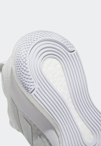 Vita sneakers med en strukturerad gummisula med ett vågmönster, slät syntetisk ovandel med framträdande sidodetaljer och sömnadsdetaljer.