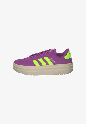 Basket Adidas violette avec des bandes jaune néon et un languette au talon, semelle épaisse beige et design à lacets, vue de côté sur fond blanc.