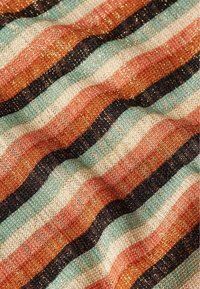 Textiel met afwisselende strepen in rust, teal, crème en zwart, met een gestructureerde weving en metallic draadaccenten door het hele patroon.