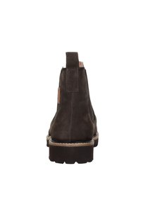 Bruine suède Chelsea boot met een lus, accentueert met een lichtere band, met een chunky zool voor grip. Achteraanzicht.