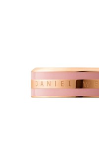 Rose gold ja vaaleanpunainen metallinen rannekoru, suorakulmainen muoto, kohokuvioitu "DANIEL WE." Pehmeä pinta, jossa kiiltävä viimeistely.