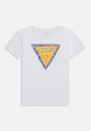 Hvid kortærmet T-shirt med en stor orange og blå trekantet GUESS-logo med et spørgsmålstegn og teksten "Washed Jeans" på forsiden.