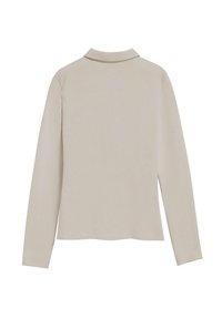 Långärmad, beige polotröja med krage. Mjuk, slät textur, figursydd design med rak nederkant och inga synliga utsmyckningar.