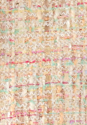 Geweven stof met pasteltinten waaronder roze, muntgroen en goud, met een gestructureerd oppervlak en onregelmatige, gelaagde patronen door het hele materiaal.