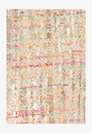 Geweven stof met pasteltinten waaronder roze, muntgroen en goud, met een gestructureerd oppervlak en onregelmatige, gelaagde patronen door het hele materiaal.