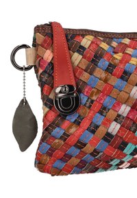 Flettet lædertaske med et flerfarvet mønster i rødt, blåt, brunt og grønt. Inkluderer en rød rem og en metalspænde med en bladvendt vedhæng.