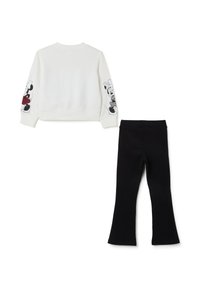Sweatshirt blanc avec des graphiques de Minnie Mouse sur les manches ; associé à des leggings évasés noirs en tissu doux, créant une tenue coordonnée.