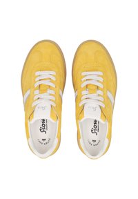 Gelbe Wildledersneaker mit weißen Akzenten, runder Spitze, Schnürsenkeln und einer strukturierten Gummisohle. Das Innere zeigt das Markenlogo und den Modellnamen.