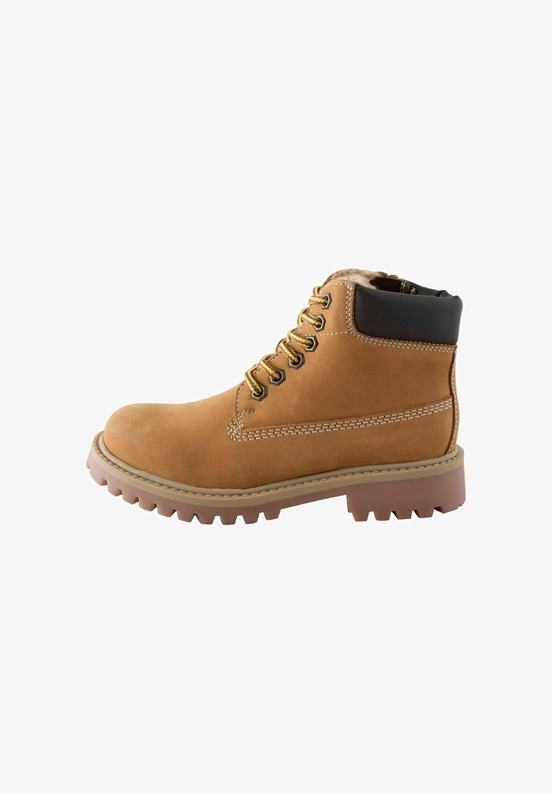 Bottines en cuir tan avec col noir, lacets dorés et semelle extérieure en brun robuste. Comprend un intérieur rembourré et des détails de couture visibles.