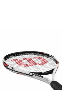 Raqueta de tenis con un marco circular, diseño en blanco y negro, logo rojo "W", empuñadura texturizada y patrón de cuerdas entrelazadas.
