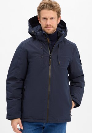 Marineblaue isolierte Jacke mit abnehmbarem Kapuzen, Reißverschluss und Druckknöpfen; verfügt über seitliche Reißverschlusstaschen und einen strapazierfähigen Stoff.