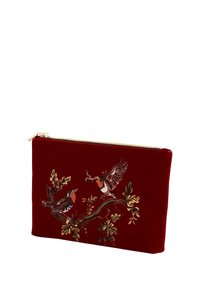 Rode fluwelen zak met ingewikkelde borduursels van twee vogels die op een tak zitten, versierd met groene bladeren en een gouden rits.