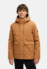 Brun isoleret jakke med hætte, to frontlommer og snoretræk. Fremstillet af tekstureret stof; har et logo på venstre ærme.
