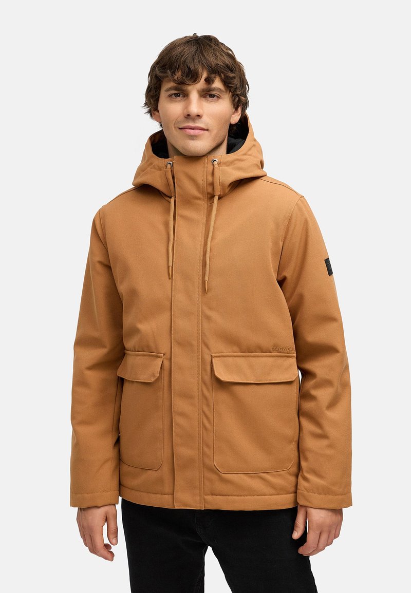 Brun isoleret jakke med hætte, to frontlommer og snoretræk. Fremstillet af tekstureret stof; har et logo på venstre ærme.