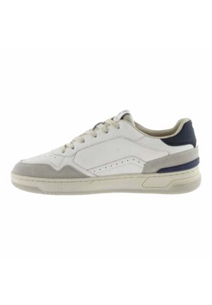 Zapatilla de cuero blanca con acentos de ante gris, que presenta una suela texturizada, punta redondeada y un contrafuerte azul marino. Detalles perforados en el costado.