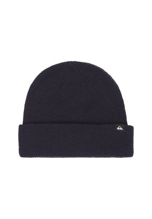 Bonnet en tricot bleu marine foncé avec un revers et une petite étiquette en tissu noir arborant un logo blanc sur le poignet.
