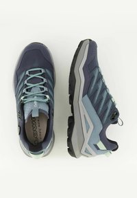 Dunkelblaue und graue Wanderschuhe mit einem strukturierten Obermaterial, hellblauen Akzenten und einer robusten schwarzen Laufsohle. Mit auffälligen seitlichen Mustern.