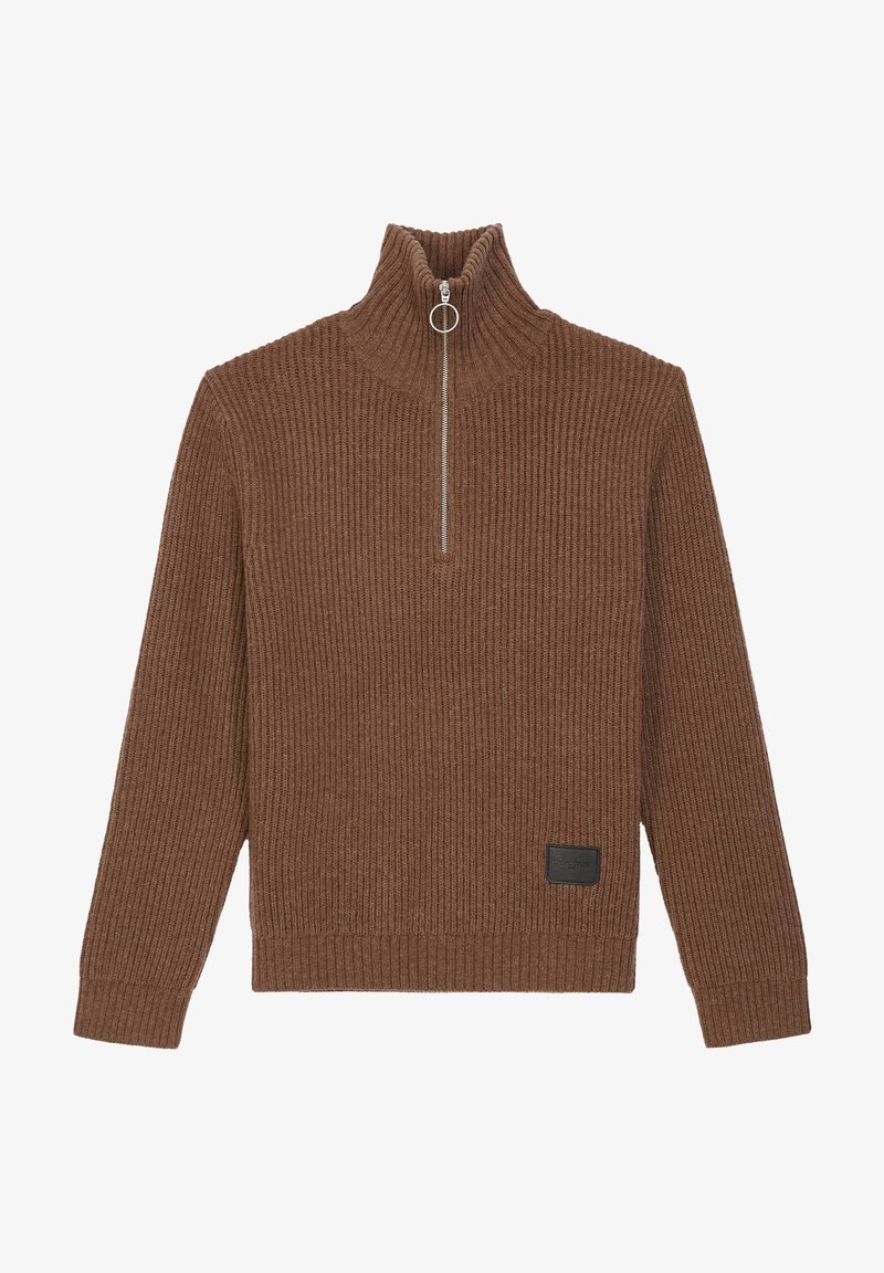 Pull en maille côtelée marron avec manches longues, col montant, fermeture éclair argentée à l'avant avec tirette ronde, et petite écusson noir en bas à gauche.