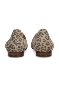 Leopardprint ballerina's gemaakt van zachte stof, met een ronde neus, lage bruine hak en uitsparingen aan de zijkanten voor ventilatie.