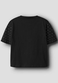 Schwarzes Baumwoll-T-Shirt mit kurzen Ärmeln, das ein Punktmuster auf den Ärmeln aufweist. Lässige Passform mit Rundhalsausschnitt und sauberem Saum.